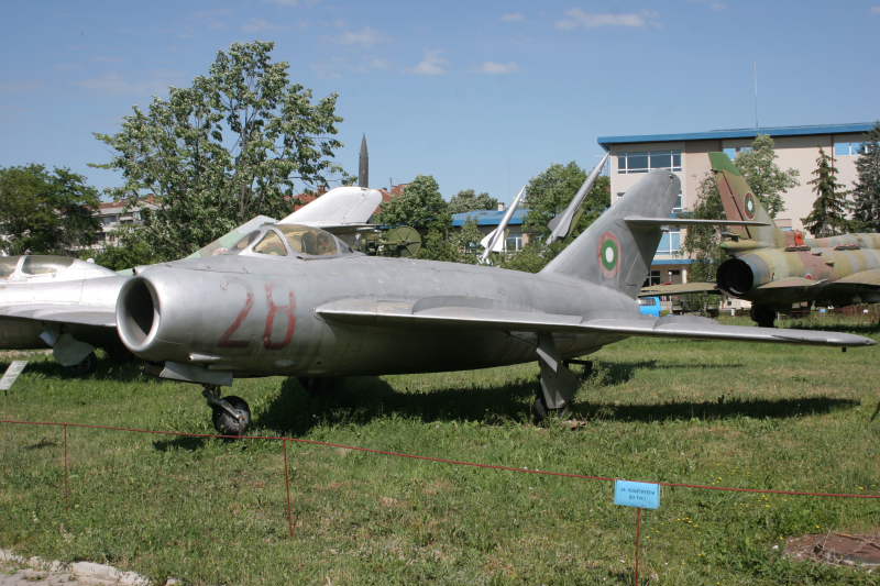 28 MiG-17 